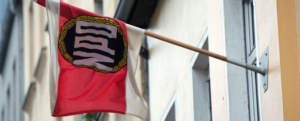 Eine Fahne der NPD hängt am 04.12.2013 in Berlin an der Parteizentrale - dpa