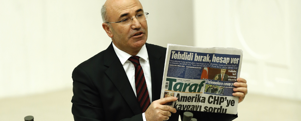 CHP Abgeordneter Mahmut Tansal zeigt die Zeitung Taraf - zaman