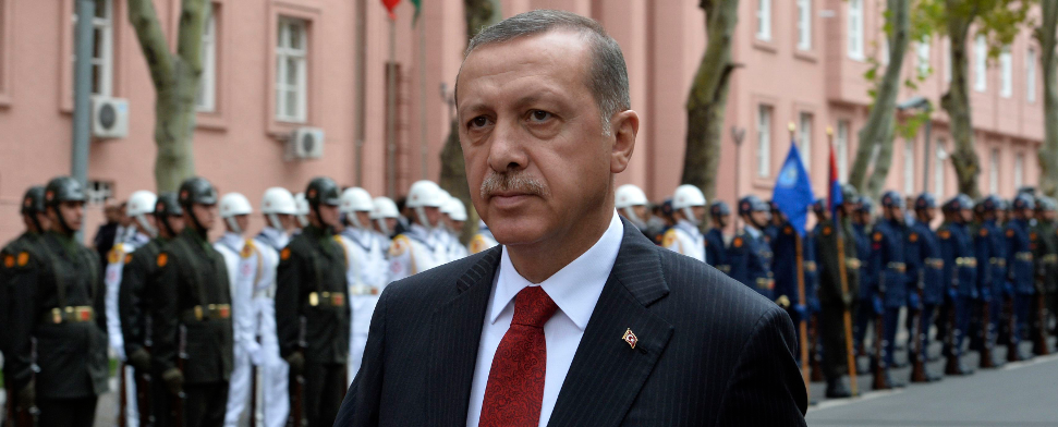 Hinter Recep Tayyip Erdogan stehende Soldaten - reuters
