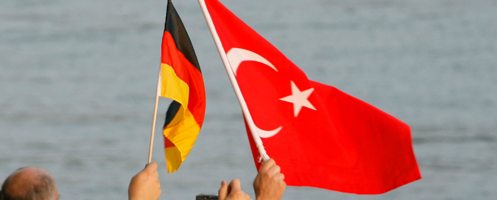 Die türkische und deutsche Flagge nebeneinander. 2014 werden Deutschland und die Türkei gemeinsam ein Deutsch-Türkisches Jahr der Forschung, Bildung und Innovation feiern.