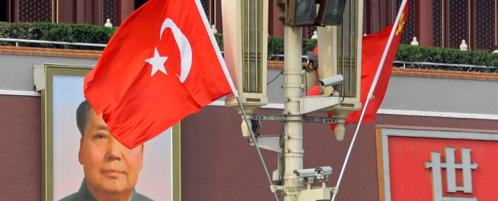 Die türkische und chinesische Flagge weht anlässlich des Besuches von Premier Erdogan in der chinesischen Hauptstadt Peking.