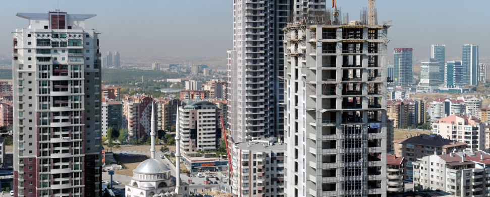 Kräne und Rohbauten stehen am 15.10.2012 auf einer Großbaustelle mit modernen Hochhäusern in einem Geschäftsviertel der türkischen Hauptstadt Ankara - dpa
