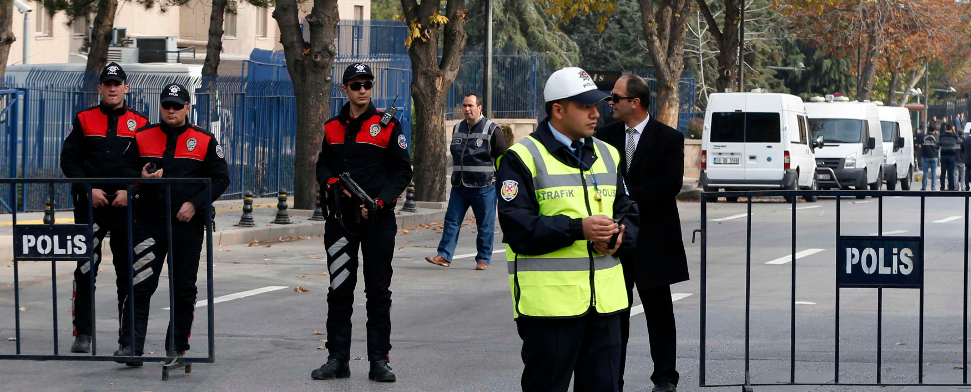 Türkische Polizisten sperren eine Straße in Ankara ab.