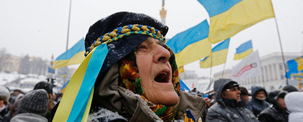 Eine ältere Dame bei den Protesten in der Ukraine - reuters