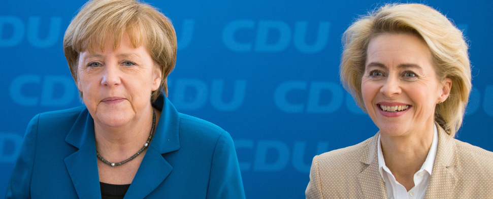 Ursula von der Leyen (r, CDU) und die amtierende Bundeskanzlerin Angela Merkel (CDU) sitzen am 16.12.2013 vor Beginn der Vorstandssitzung in der Parteizentrale in Berlin nebeneinander.