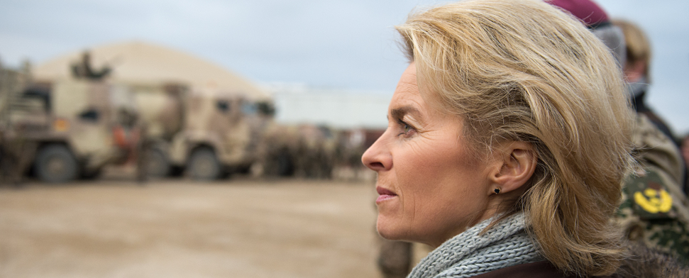 Bundesverteidigungsministerin, Ursula von der Leyen (CDU) schaut sich am 22.12.2013 im Camp Marmal in Masar-i-Scharif, Afghanistan, Gerät der Bundeswehr an.