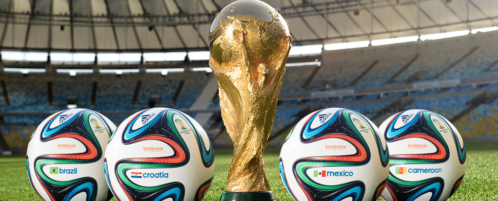 Die offiziellen WM-Bälle und der WM-Pokal - cihan