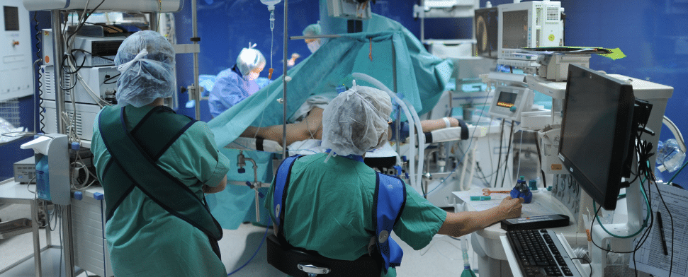 Ein Mediziner-Team operiert am 10.01.2013 in Hamburg in einer Klinik.