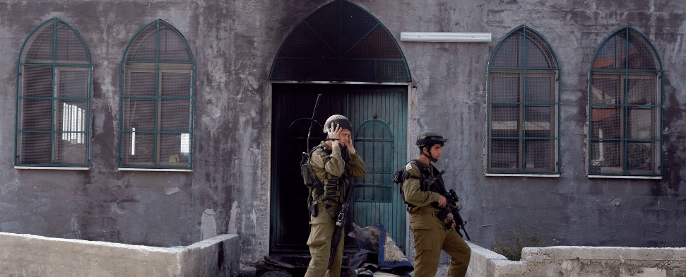 Israelische Soldaten vor einer Moschee