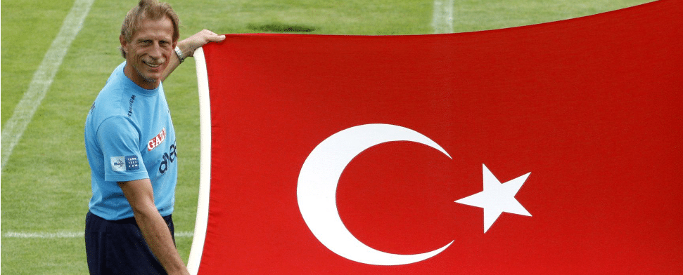 Christoph Daum hält die türkische Flagge hoch.
