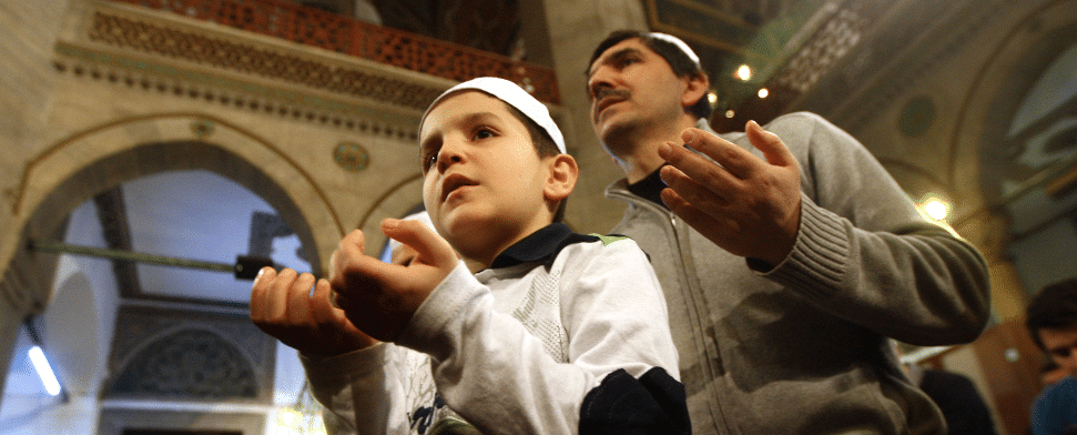 Muslime beten in der Moschee. Heute ist der Geburtstag des Propheten Muhammad.