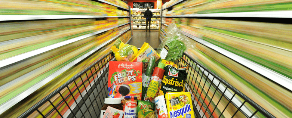 Ein Einkaufswagen mit Lebensmitteln wird am 04.05.2011 durch einen Edeka-Supermarkt in Hannover geschoben