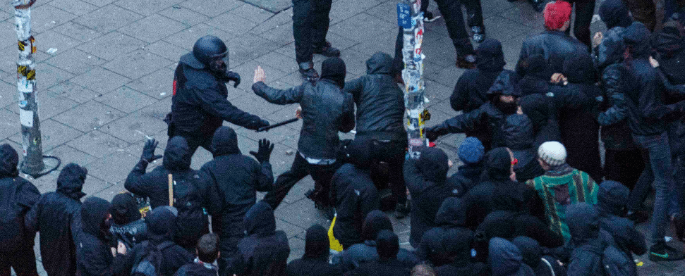 Polizisten und Protestierende in Hamburg