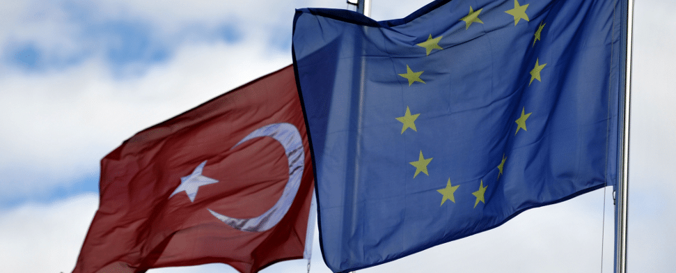 Türkei und EU Flagge nebeneinander.