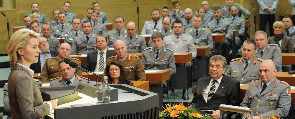 Bundesverteidigungsministerin Ursula von der Leyen (l, CDU) spricht am 09.01.2014 im niedersächsischen Landtag in Hannover (Niedersachsen) vor Soldaten der 1. Panzerdivision