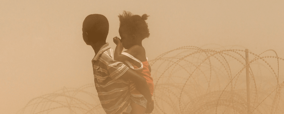 Zwei Kinder auf der Flucht in Bangui, Zentralafrikanische Republik.