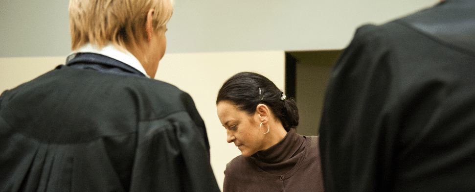 Die Angeklagte Beate Zschäpe (M) kommt am 16.01.2014 in den Gerichtssaal des Oberlandesgerichts in München (Bayern). Vor dem Oberlandesgericht wurde der Prozess um die Morde und Terroranschläge des "Nationalsozialistischen Untergrunds" (NSU) fortgesetzt.
