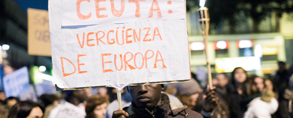 Ein Einwanderer hält ein Plakat hoch während der Proteste für die 9 Toten Immigranten in Ceuta. reuters