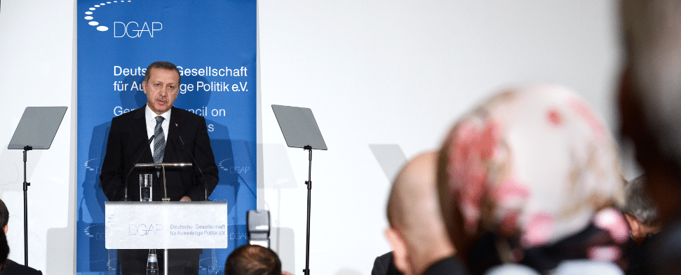 Der türkische Ministerpräsident Recep Tayyip Erdogan spricht am 04.02.2014 in der Deutschen Gesellschaft für Auswärtige Politik (DGAP) in Berlin zu den Gästen.