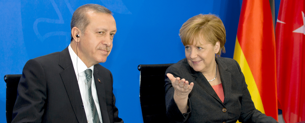 Der türkische Ministerpräsident Recep Tayyip Erdogan und Bundeskanzlerin Angela Merkel (CDU) geben am 04.02.2014 in Berlin eine Gemeinsame Pressekonferenz. Merkel bleibt trotz der Forderung Ankaras nach mehr Unterstützung bei ihrer Zurückhaltung gegenüber einer raschen EU-Vollmitgliedschaft der Türkei.