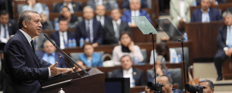 Der türkische Premierminister Erdogan spricht im türkischen Parlament zu Ankara.