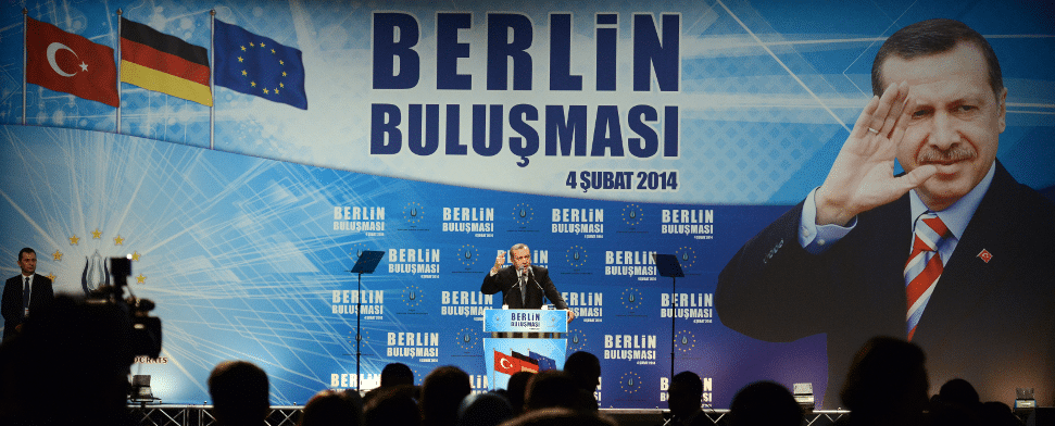 Der türkische Ministerpräsident Recep Tayyip Erdogan spricht am 04.02.2014 im Tempodrom in Berlin zu Mitgliedern der Türkischen Gemeinde.