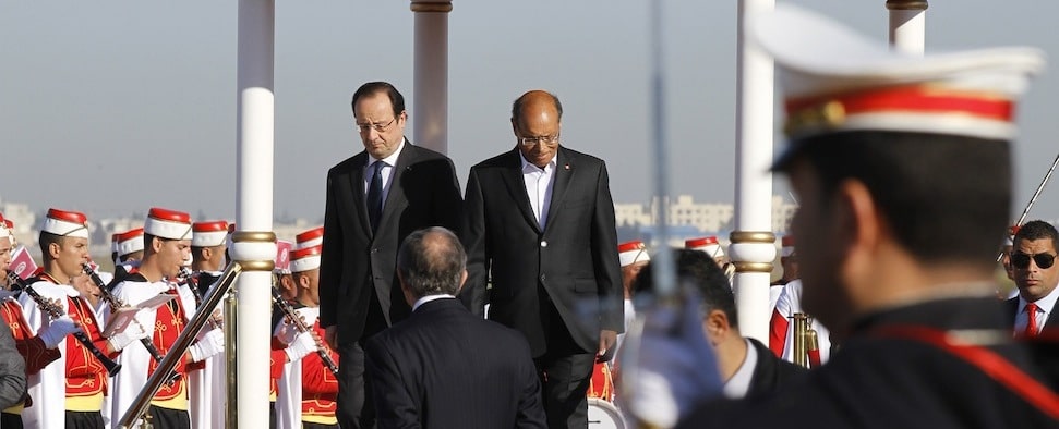 Der französische Präsident Hollande hat die neue tunesische Verfassung gelobt. Sie zeige, dass „Islam und Demokratie miteinander vereinbar“ seien.