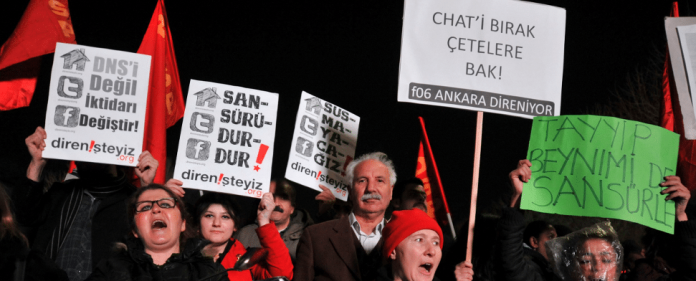 Demonstranten wegen der neuen geplanten Internetregelung in der Türkei
