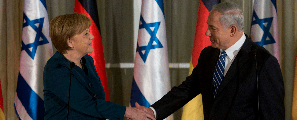 Angele Merkel schüttelt die Hand mit dem Premierminister von Israel, Netanyahu.
