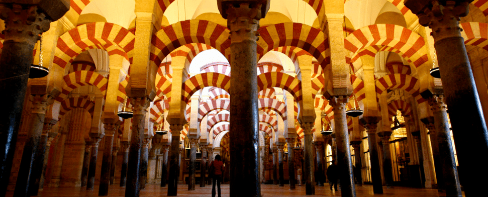 Innenansicht der Mezquita von Cordoba. Die ehemalige Moschee wird seit der Reconquista als Museum und Kathedrale genutzt.