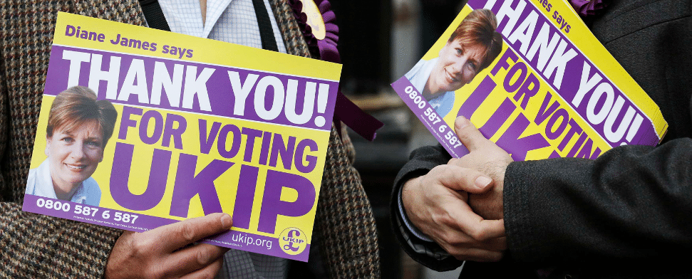 United Kingdom Independence Party (UKIP) - Mitglieder halten Wahlslogans hoch