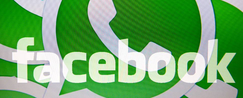 Die Logos die Logos von Facebook und WhatsApp sind am 19.02.2014 in Visselhövede (Niedersachsen) auf einem Monitor zu sehen (Aufnahme mit Doppelbelichtung).
