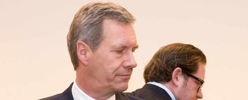 Ex-Bundespräsident Christian Wulff (l) und der Mitangeklagte David Groenewold stehen am 06.02.2014 im Landgericht in Hannover (Niedersachsen).
