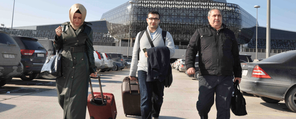 Der aserbaidschanische Journalist Mahir Zeynalov am Flughafen Baku. Zeynalov wurde wegen eines kritischen Tweets aus der Türkei abgeschoben.