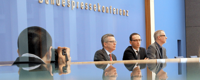 Bundesinnenminister Thomas de Maizière (CDU) und Bundesjustizminister Heiko Maas (SPD, M) beantworten am 26.02.2014 vor der Bundespressekonferenz in Berlin Fragen zum NSU-Umsetzungsbericht.