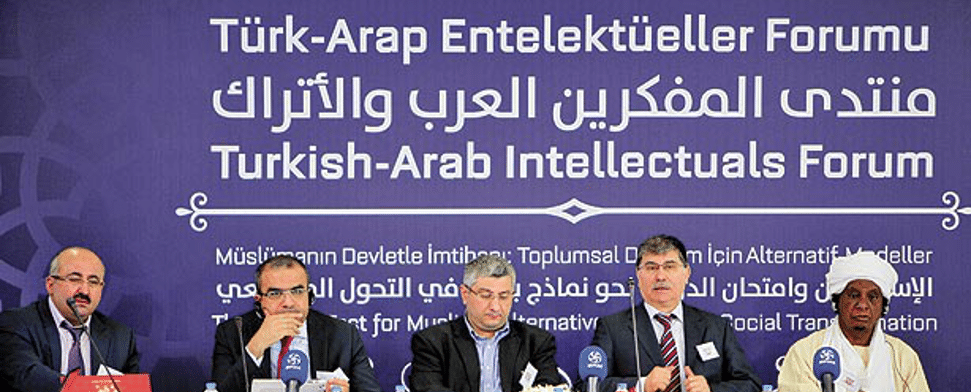 Arabaische und Türkische Intellektuelle kommen zusammen, um über das Thema Islam und Staat zu diskutieren.