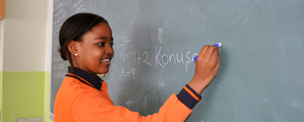 Eine afrikanische Schülerin in der türkischen Schule