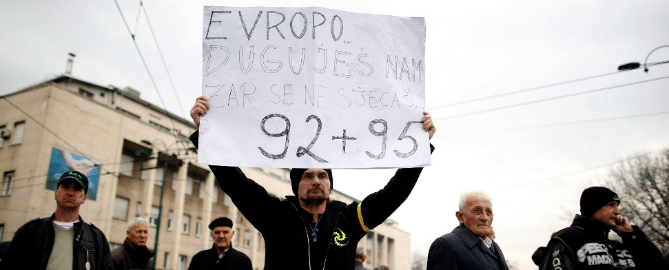 In Sarajewo halten Demonstrante ein Plakat hoch: "Europa, erinnerst Du Dich an die Zeit von 1992-95?"