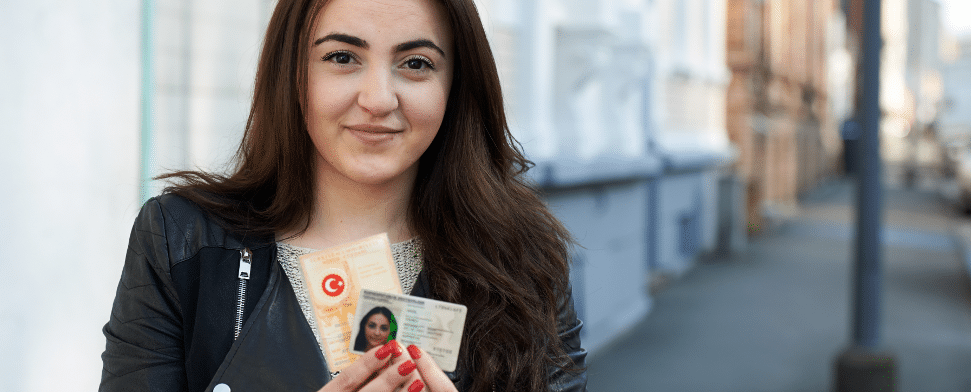 Die 22-jährige Gökben Akgül posiert am 08.03.2014 in Wuppertal (Nordrhein-Westfalen) mit ihrem türkischen und deutschen Pass.