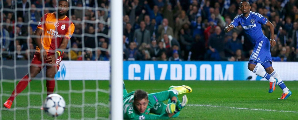 Samuel Etoo erzielt im Champions-League-Achtelfinal-Rückspiel gegen Galatasaray das 1:0 für den FC Chelsea. Gala-Keeper Muslera liegt geschlagen am Boden.