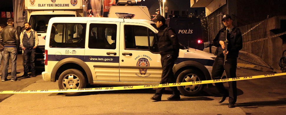 Polizisten sperren eine Straße in Istanbul ab.