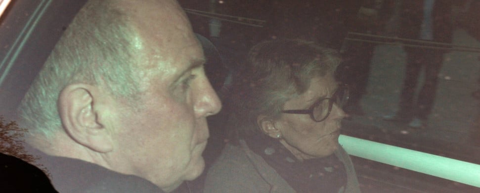 Der Präsident des FC Bayern München, Uli Hoeneß und seine Frau Susanne fahren am 13.03.2014, dem vierten Prozesstag, mit einem Auto nach einer Verhandlungspause wieder ins Landgericht München II. Hoeneß muss sich wegen Steuerhinterziehung verantworten.