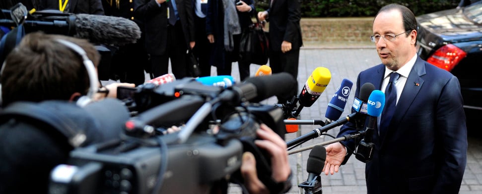 Der französische Präsident Hollande steht Journalisten Rede und Antwort.