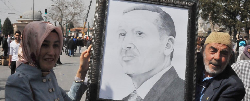 Zwei AKP-Anhänger halten ein Portrait von Ministerpräsident Erdogan hoch.