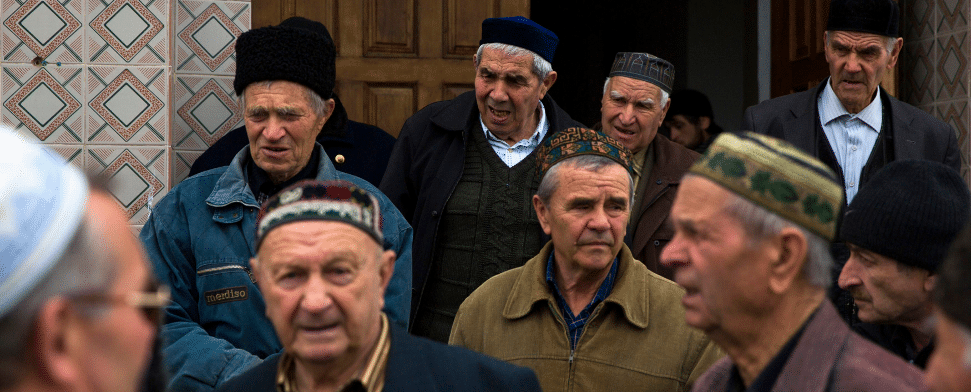 Krimtataren nach dem Gebet in einer Moschee in Bahcesaray.
