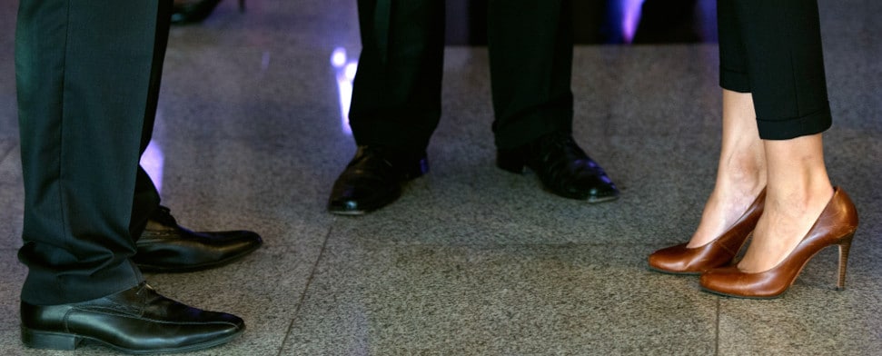Die Beine und Füße von Männern in dunklen Anzügen und einer Frau mit hochhackigen Schuhen, aufgenommen am 13.05.2013 während einer Kaffeepause bei den Deutsch-Brasilianischen Wirtschaftstagen in Sao Paulo (Brasilien).