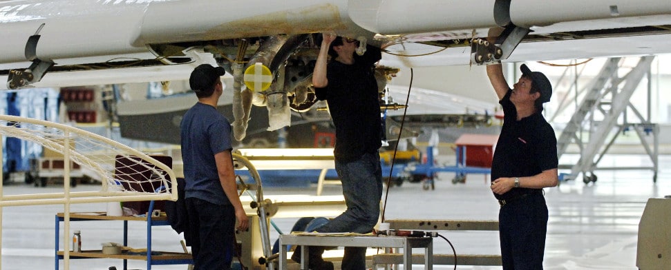 Mitarbeiter bauen am 19.04.2005 in Toulouse (Frankreich) auf dem Airbus-Werksgelände in der Endfertigungshalle an einem Flügel für ein Airbus A380-Flugzeug.