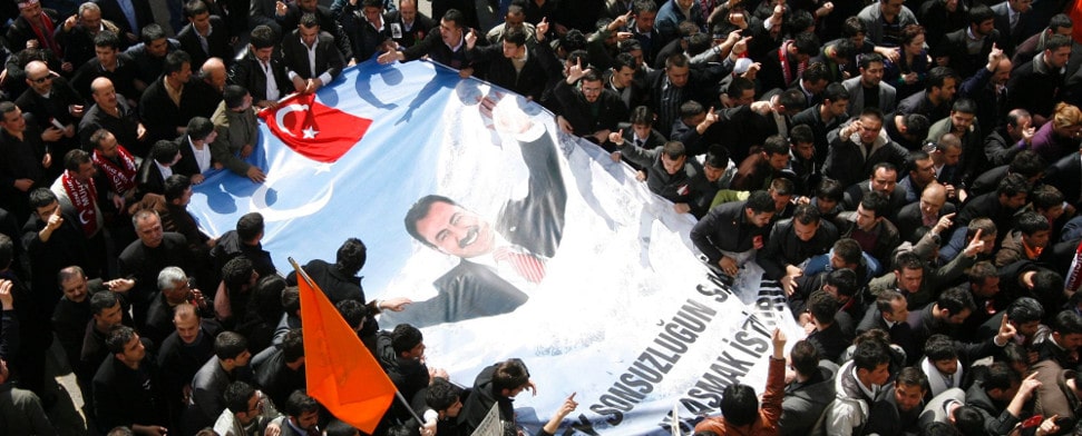Eine Szene von der Beerdigung des türkischen Politikers Muhsin Yazicioglu, der 2009 bei einem Hubschrauberabsturz ums Leben kam.