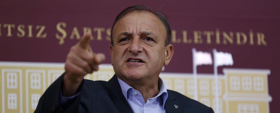Der stellvertretende MHP-Vorsitzende Oktay Vural hat Erdoğan vorgeworfen, sich persönlich mit PKK-Führer Abdullah Öcalan auf İmralı getroffen zu haben.