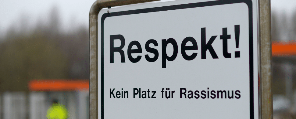 Ein Schild mit der Schrift: " Respekt! Kein Platz für Rassismus"